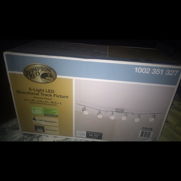 6 Light track fixture - Picture 3 of 3